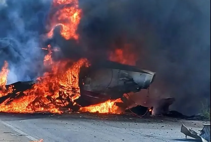  ВИДЕО Моментот кога авион експлодира во воздух и паѓа на автопат