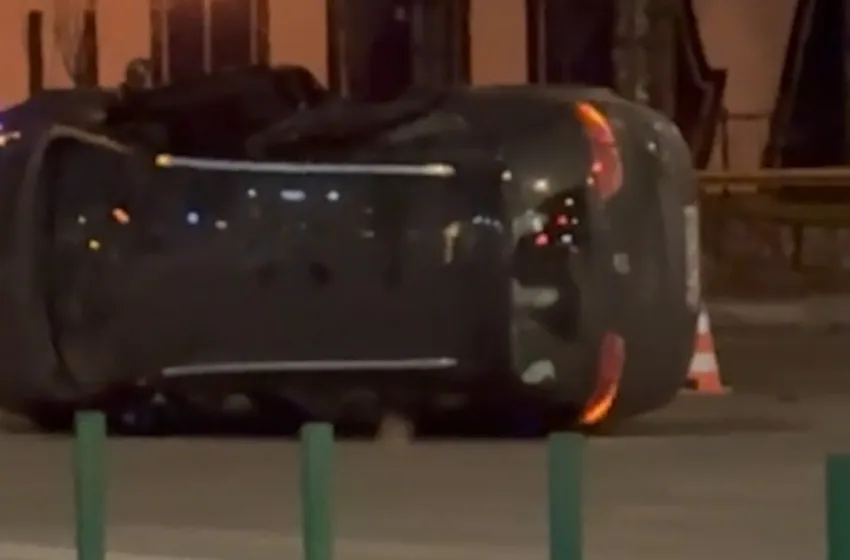  ВИДЕО Тешка сообраќајна несреќа во Скопје, автомобил заврши на кров