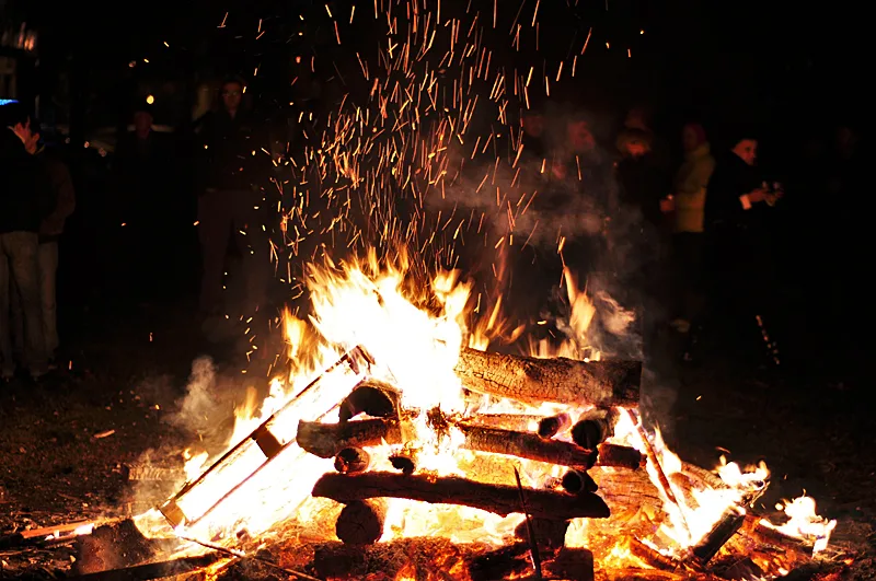 Кое е симболичното значење на коледарскиот оган?