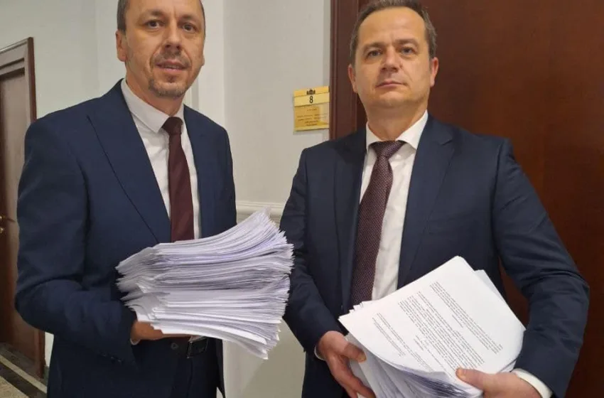 ВМРО-ДПМНЕ го блокира законот со кој вработените во одбраната треба да земат двојно повисоки плати