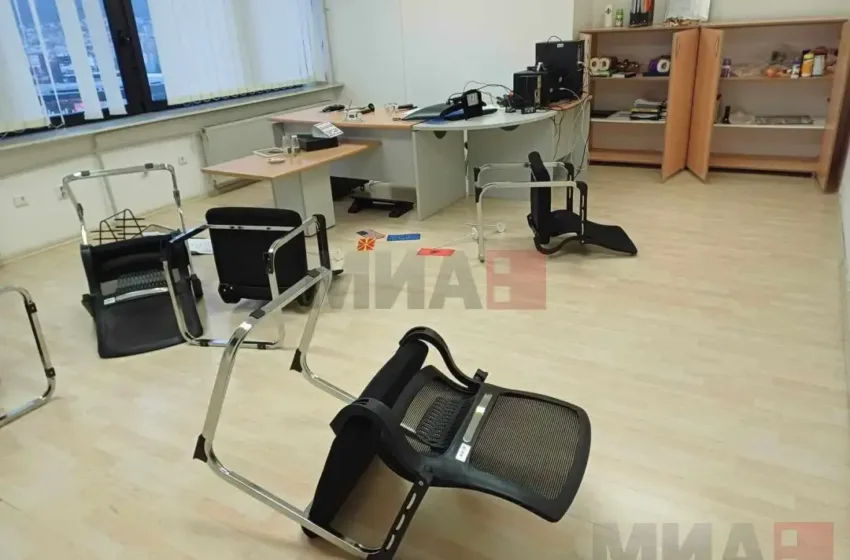  Расфрлани столици, искршена брава – демолирани канцелариите на Државниот инспекторат за локална самоуправа