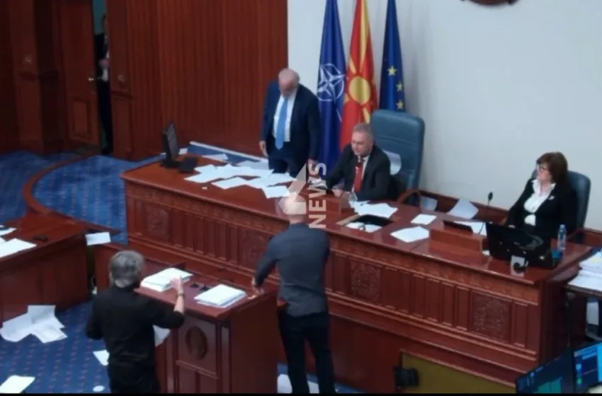 Пратениците на Левица, со нова кривична пријава, му го честитаа заминувањето на Талат Џафери од спикерското столче