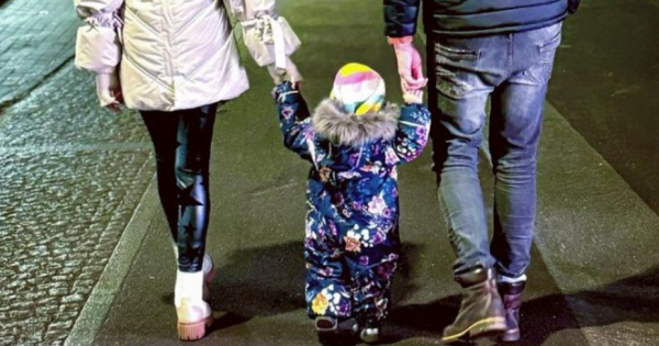 Ова е малата Алба: Прва фотографија од Петар Грашо со сопругата и ќерката