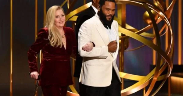  Тешко болната актерка заплака на доделувањето на наградите „Еми“, едвај излезе на сцената