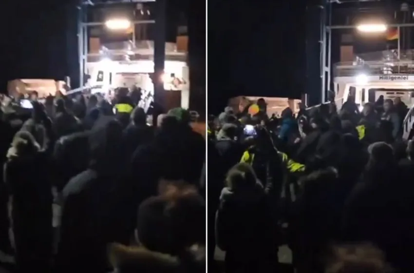 ХАОС ВО ГЕРМАНИЈА: Бесни земјоделци го блокираа пристаништето, траектот во кој беше министерот мораше да сврти!