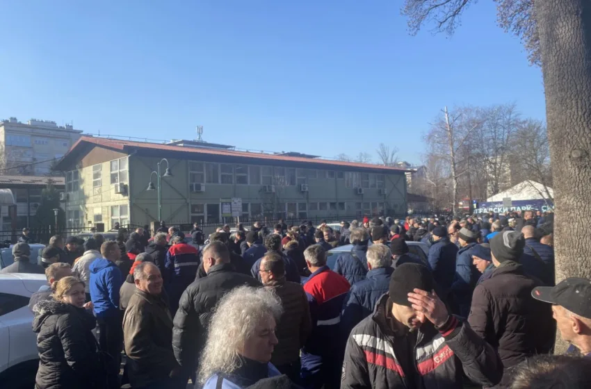  Скопје без јавен и приватен превоз, граѓани чекаат на -3 стравувајќи за работното место