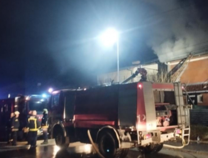 ВИДЕО Пламени јазици проголтаа куќа во Драчево, пожарот локализиран, но не целосно изгасен
