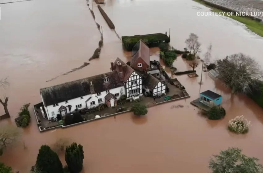  ВИДЕО Огромни поплави во Британија, оваа куќа остана недопрена – сопственикот изградил ѕид