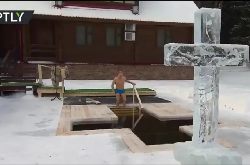 ВИДЕО: Путин традиционално влезе во ледената вода по повод Богојавление