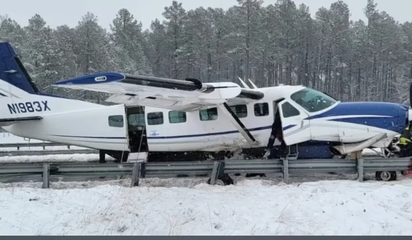  ВИДЕО Авион принудно слета на снежен автопат – „Пилотот беше феноменален“