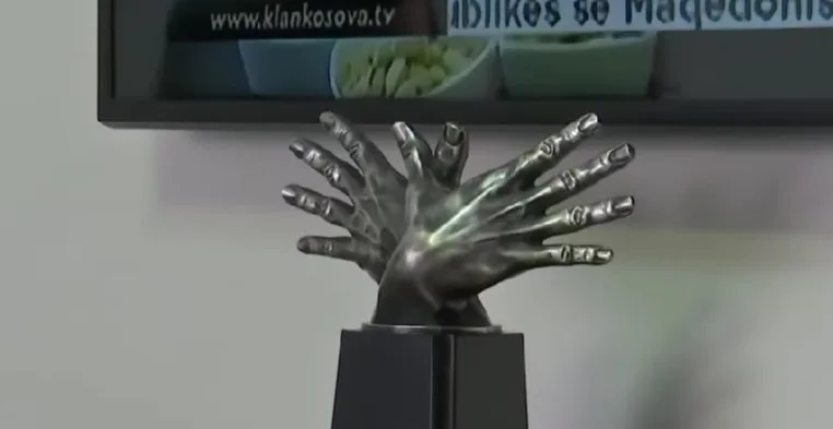  ВИДЕО Идниот премиер дома чува два орли, погледнете ја атмосферата во домот на Талат Џафери