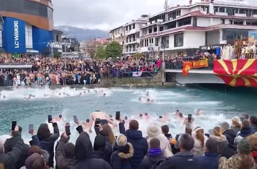  43-годишниот Дарко Паскоски го фати светиот крст во водите на реката Црн Дрим во Струга