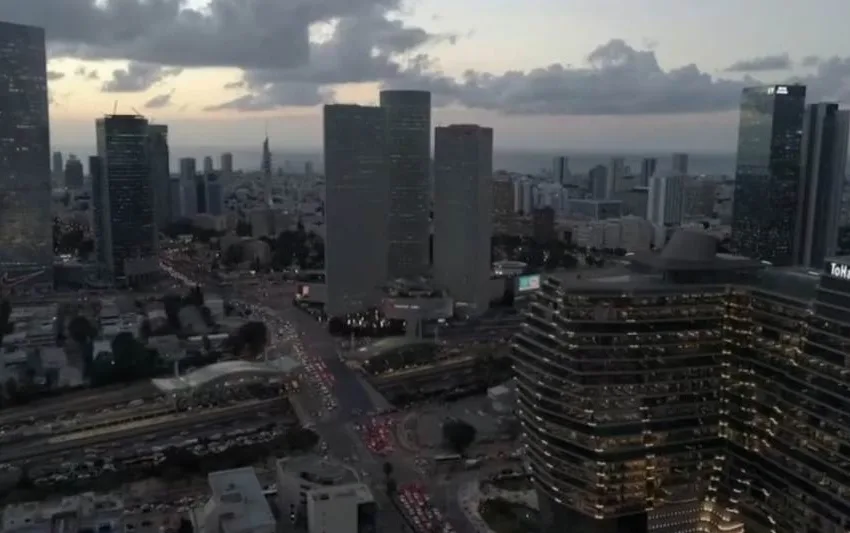  ОДЕКНУВААТ СИРЕНИ И ЕКСПЛОЗИИ! Ракетен напад на Тел Авив!