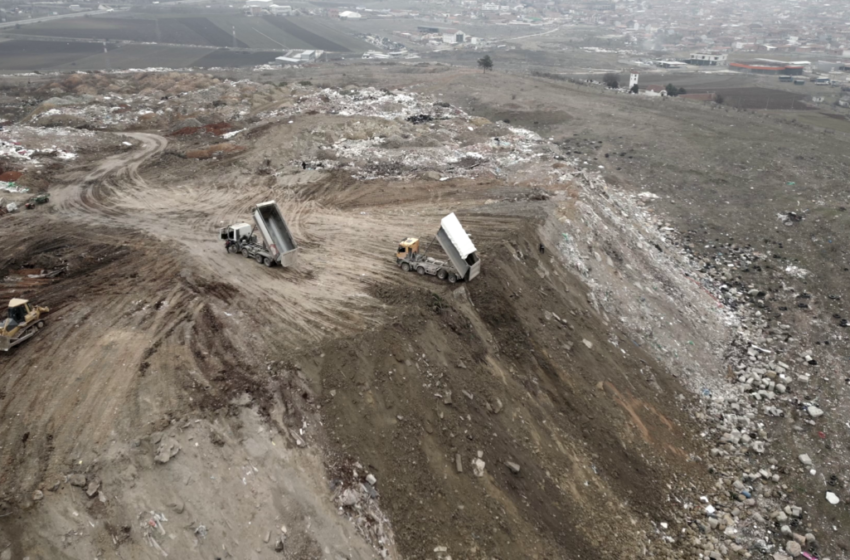  ВИДЕО Данела Арсовска ги снимила со дрон, на депонијата Визбегово фатени камиони како истураат токсичен смет и градежен отпад
