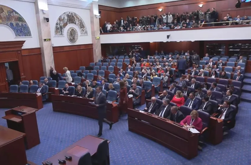 Осум пратеници пријавени за дискусија, пратениците од ВМРО-ДПМНЕ ја напуштија салата „Македонија“