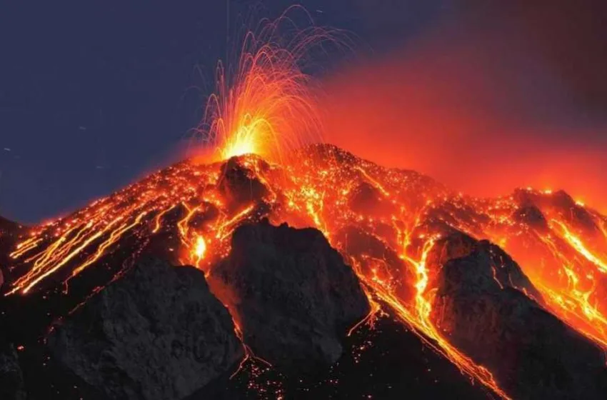  Вулканот Мерапи во Индонезија исфрла лава, принудувајќи илјадници луѓе да се евакуираат