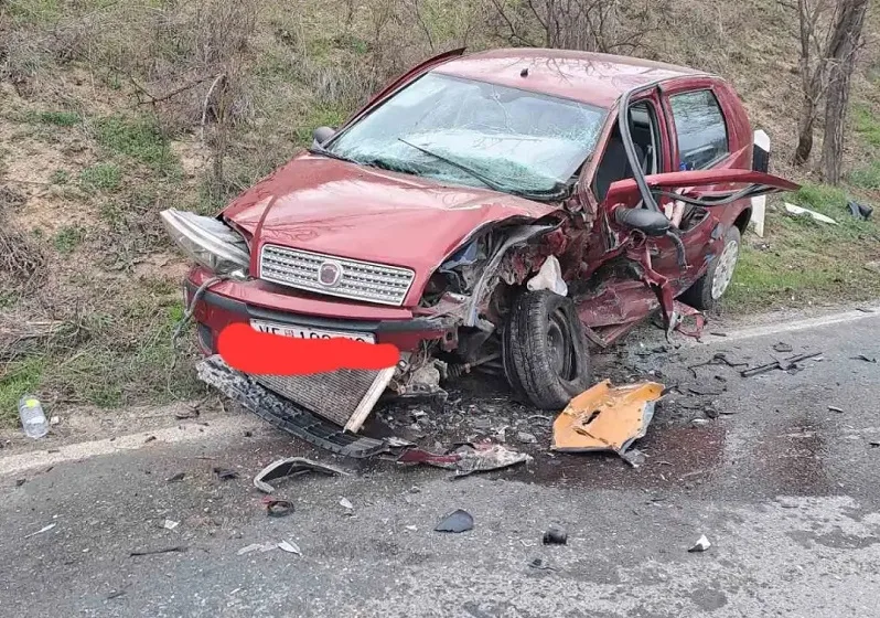  Три лица се повредени во сообраќајка кај Росоман