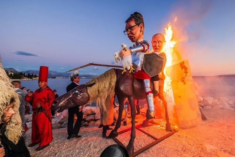  НЕМА ШТО ДА СЕ ОДГОВАРА: Хрватска ќе ја игнорира нотата од Србија за палењето кукли на Вучиќ и Путин