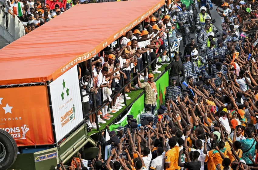  Илјадници навивачи ги поздравија своите херои во Брегот на Слоновата коска (ФОТО)