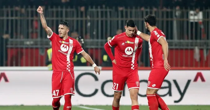  Спектакл со шест гола во Монца: Милан со играч помалку стигна до израмнување, па потклекна (ВИДЕО)