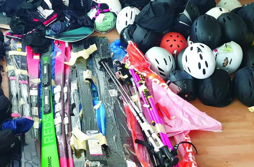  Царинска управа: Спречен обид за нелегално внесување на 115 парчиња опрема за скијање на ГП Табановце