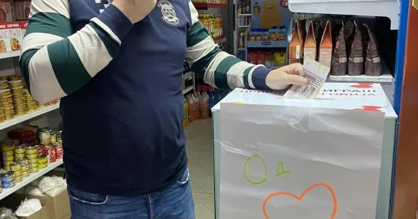  ФОТО: Откако Османи кажа дека треба да се задолжува ако не земе плата еден месец, му отворија донаторска кутија