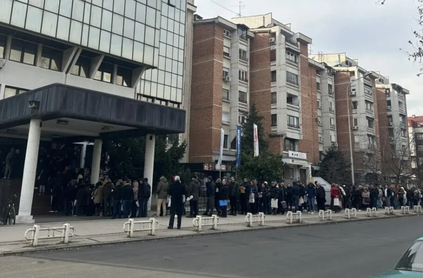 Колони пред Министерство за економија за ваучери за инвертери, поднесени над 2.500 барања