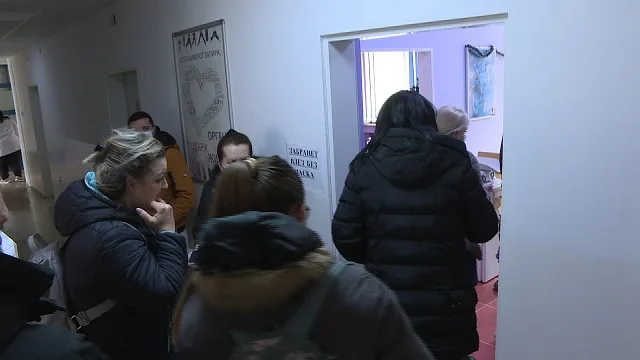 Редици на родители со деца на вакциналните пунктови за имунизација од голема кашлица