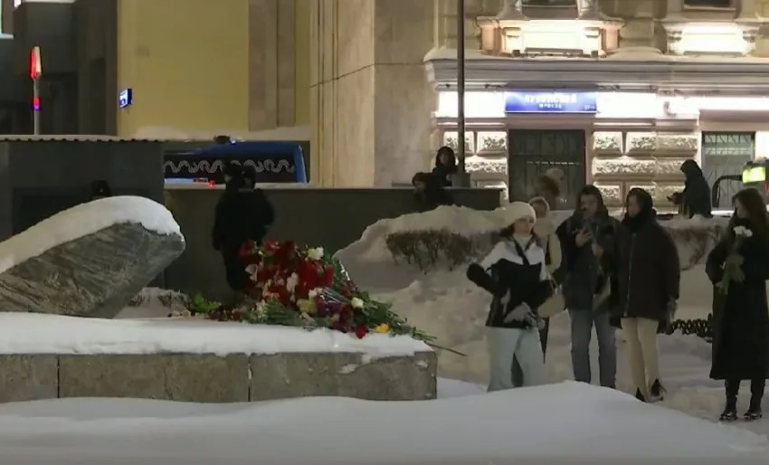  ВИДЕО Русите положуваат цвеќе за Навални во Москва