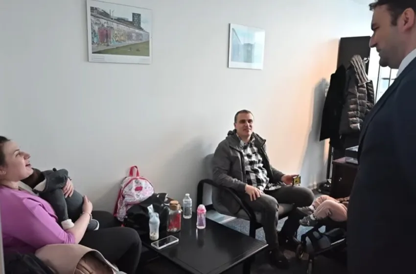 ВИДЕО: Османи се сретна со семејство во конзулатот во Бон, си се пожалија за стомачните болки на бебињата!