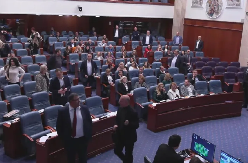  ВМРО-ДПМНЕ ја напуштија собраниската седница: Ќе ги оставиме ДУИ и измеќарите од СДСМ да ракоплескаат сами на разрешувањето!