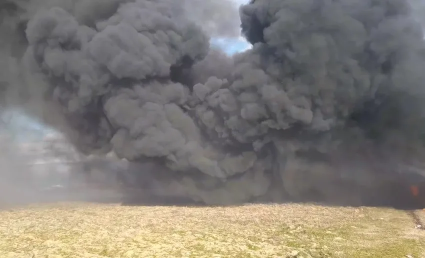 ЦРН ОБЛАК НАД СТРУМИЦА: Гореле гуми и делови од автомобили, противпожарната екипа на терен!