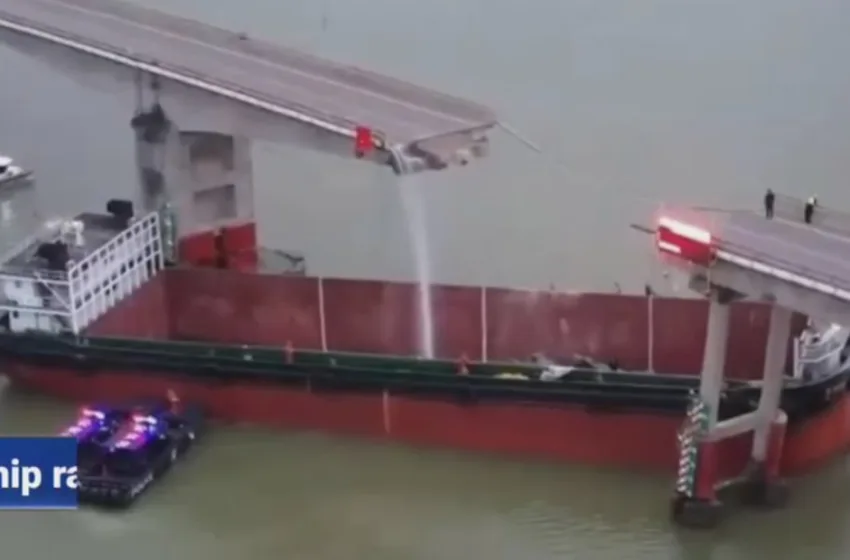  ВИДЕО ХОРОР ВО КИНА: Се урна мост, возила паднаа во вода, има загинати…