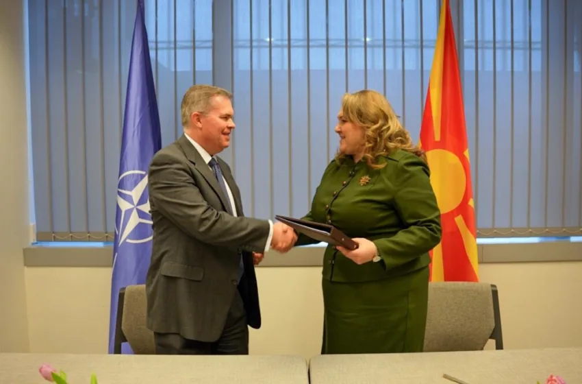  Петровска во седиштето на НАТО во Брисел го потпиша Договорот за придонес со VNC, со кој Северна Македонија ги зголемува капацитетите за односи со јавноста на Алијансата