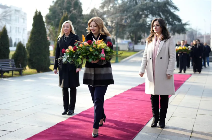  Делегација од Град Скопје на чело со Данела Арсовска положија цвеќе на споменикот на Гоце Делчев