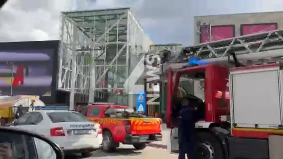 ФОТО Се евакуира Ист Гејт поради пожар