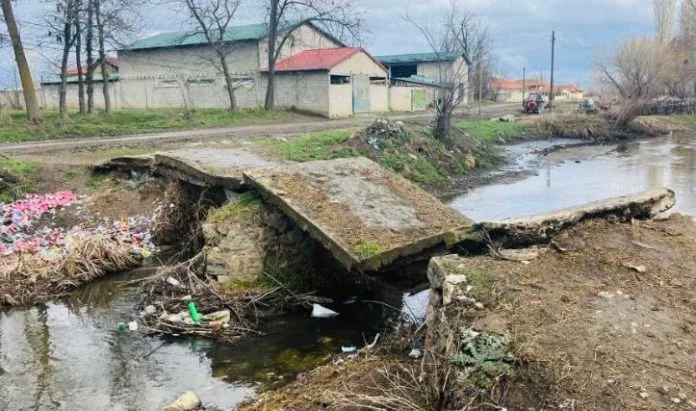  Деца одат на училиште преку искршениот мост во Лажец