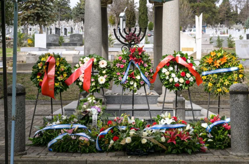  Владина делегација положи цвеќе и оддаде почит пред спомениците на депортираните македонски Евреи и на паднатите борци во НОБ