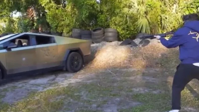  ВИДЕО Пукале со автомат и пушка во Тесла кола, еве што се случи