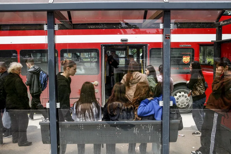 Скопјанка паднала во автобус на ЈСП, тешко е повредена