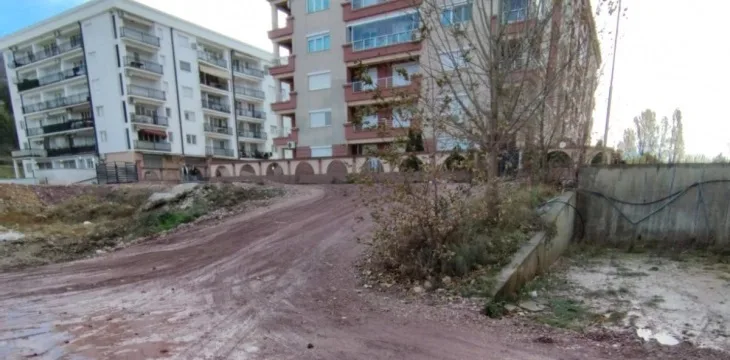 Кривична против охриѓанец поради обид за убиство, турнал жена од тераса