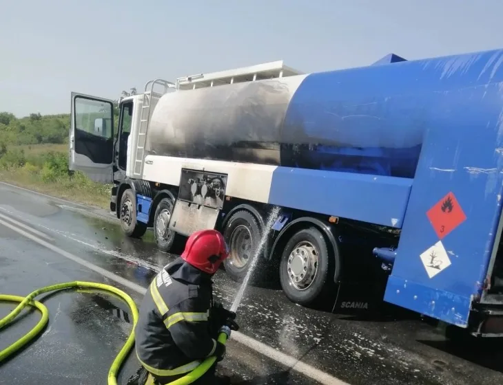  Превртена цистерна со гас во близина на битолското село Вашарејца, возачот лесно повреден