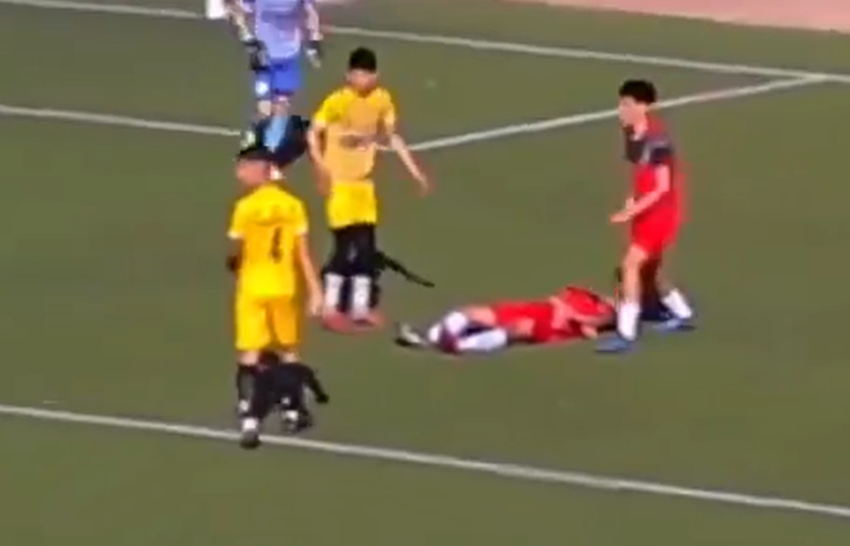  ВИДЕО Фудбалер (17) почина по удар со нога во глава, трагедија го потресе фудбалскиот свет
