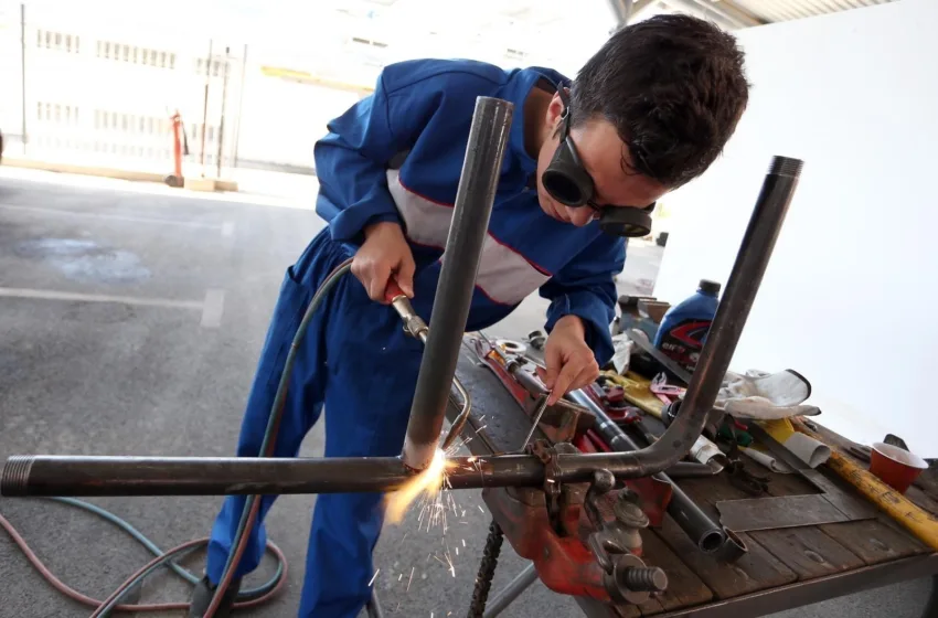 ДОСЕГА НЕВИДЕН ОГЛАС ЗА АВТОМЕХАНИЧАР НА НАШИТЕ ПРОСТОРИ: Сопственикот заедно со платата дава и трособен стан во центар!