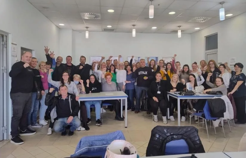 ВРАБОТЕНИ ВО ФАБРИКАТА ЗА ЛЕКОВИ „ГАЛЕНИКА“ ВО СРБИЈА ШТРАЈКУВААТ – бараат зголемување на платите