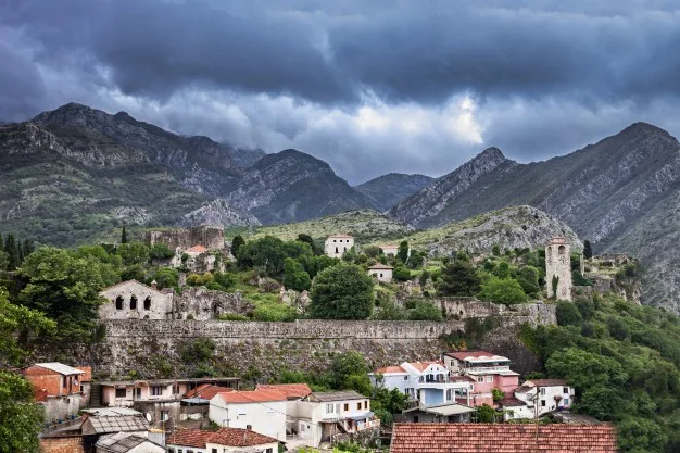  РЕКОРДНАТА ПЛАТА ЈА ПРИМИЛ АЗЕРБЕЈЏАНЕЦ ОД СЕКТОРОТ НЕДВИЖНОСТИ – објавено колку е највисокото месечно примање во Црна Гора