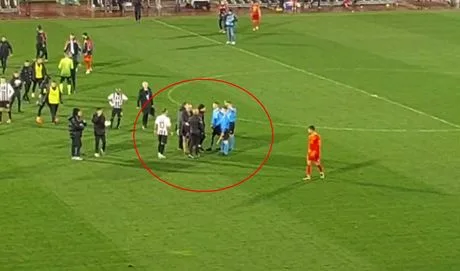 Хаос во Белград: Дуљај го нападна судијата по поразот на Партизан (ВИДЕО)