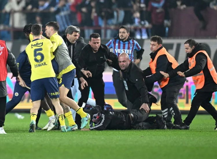  Тотален хаос во Трабзон – домашните навивачи ги нападнаа играчите на Фенербахче (ВИДЕО)