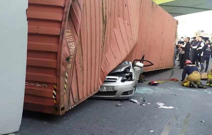  Трагедија во Истанбул: Камионот се превртел и паднал врз автомобилот, цело семејство загинало