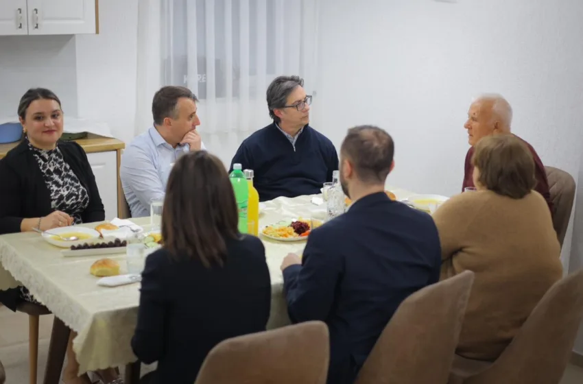 Пендаровски на ифтарска вечера кај семејството Рамадани